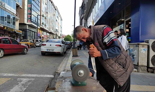 Kurban Bayramı öncesi bıçak bileyicilerinin yoğun mesaisi