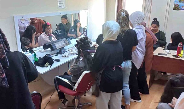 Kursiyerler yaptıkları saç bakımıyla öğrencileri sevindirdi