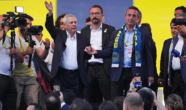 Kürsüye el ele çıktılar! İşte Aziz Yıldırım'ın Ali Koç'u başkan ilan ettiği anlar