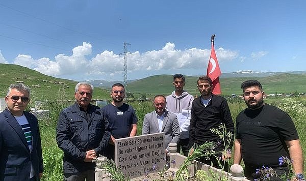 MHP İl başkanı Mert, şehitliği ziyaret etti