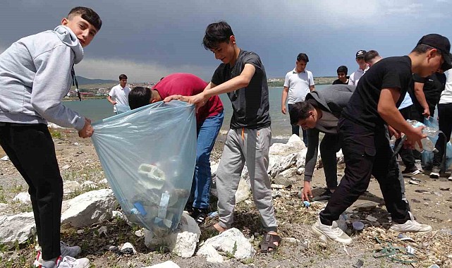 Öğrenci ve öğretmenler Van Gölü sahilini temizledi
