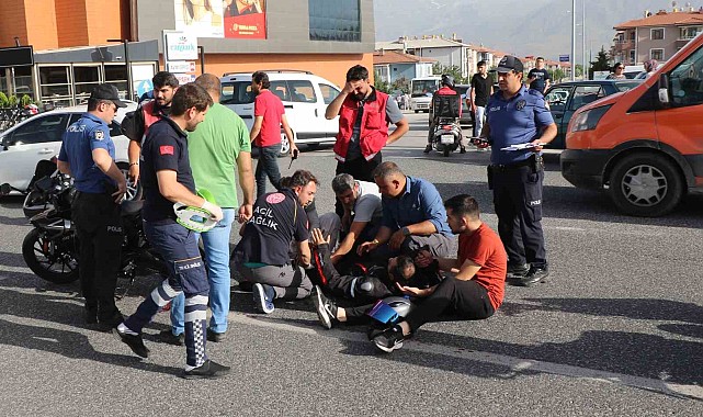 Otomobille çarpışan motosiklet sürücüsü ağır yaralandı