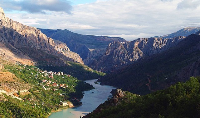 Sakin şehir Kemaliye, yaz aylarında ilçe nüfusunun 10 katı ziyaretçi ağırlıyor