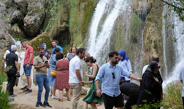 Sıcaktan bunalanlar Girlevik Şelalesi'nde serinliyor
