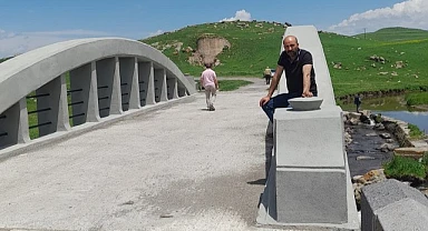 Tarihi köprüye beton döktüler!