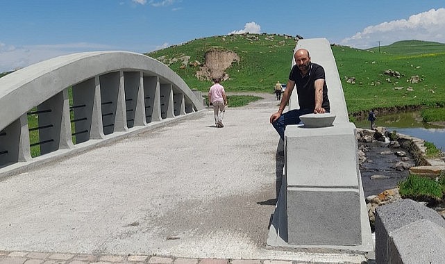 Tarihi köprüye beton döktüler!