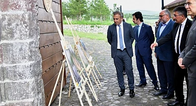 Vali Çiçek, Ardahan Kalesinde açılan fotoğraf sergisini gezdi