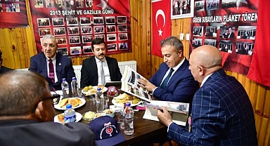 Vali Çiçek, Göle Şehit Ve Gaziler Derneğini ziyaret etti