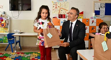 Vali Çiçek, miniklere karne hediyesi dağıttı