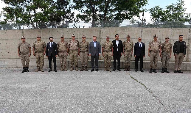 Validen görev başındaki personele bayram ziyareti