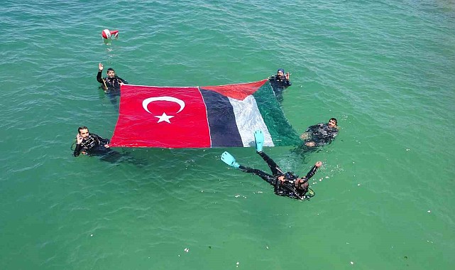 Van Gölü'nün yüzeyinde Türk ve Filistin bayrakları açıldı