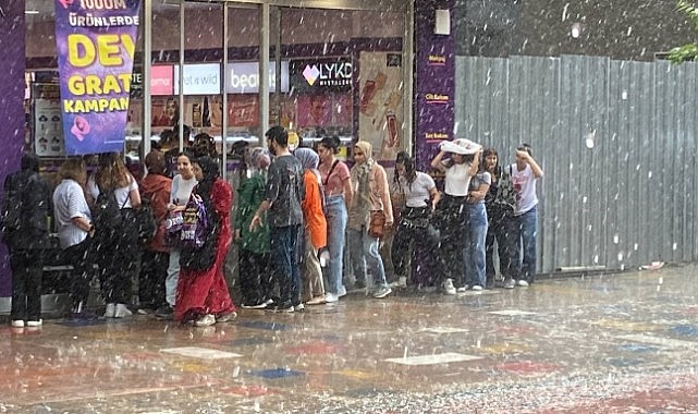 Yağmura aldırış etmeden indirim için sırada beklediler