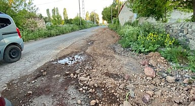 Yenimahallede, yollar kevgire kaldırımlar ise harabeye döndü