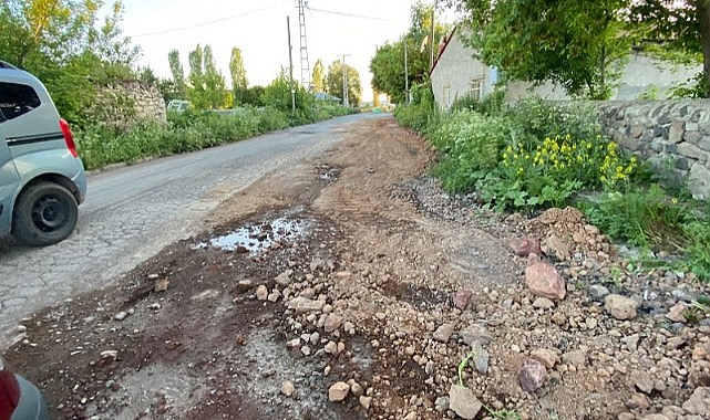 Yenimahallede, yollar kevgire kaldırımlar ise harabeye döndü