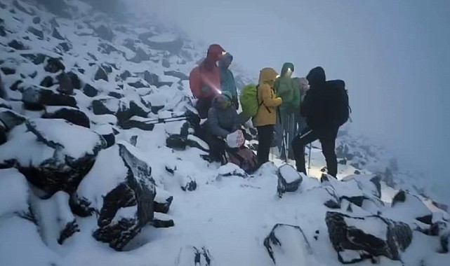 Ağrı Dağı'nda kaybolan 2 dağcıyı arama kurtarma çalışmaları devam ediyor