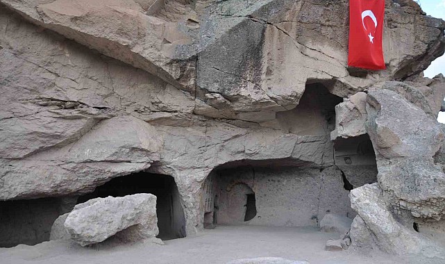 Ani Ören Yeri'nde ilk kaya mescidi gün yüzüne çıkarıldı