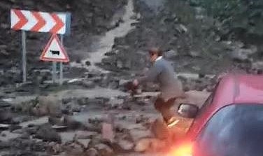 Ardahan-Ardanuç yolunda korkutan heyelan