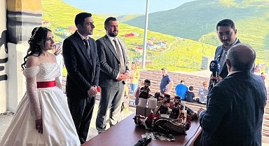 ATA’nın silueti önünde nikah kıydılar
