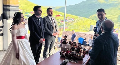 ATA’nın silueti önünde nikah kıydılar