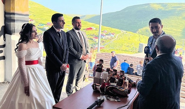 ATA’nın silueti önünde nikah kıydılar