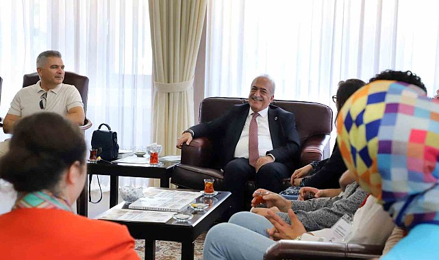 Atatürk Üniversitesinde buluşan öğrenciler, Rektör Çomaklı'yı ziyaret etti