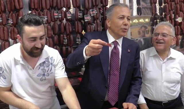 Bakan Yerlikaya'dan esnaf ziyareti! Kendisini uyaranlara verdiği esprili yanıt herkesi gülümsetti