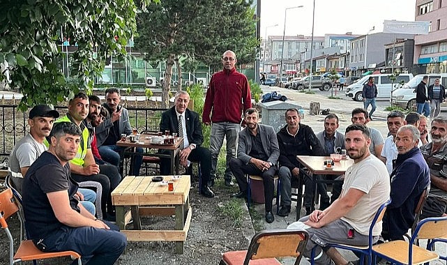 Başkan Budak, Belediye personeliyle sohbet edip, yorgunluk çayı içti
