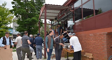 Orhan Gökdemir'den aşure ikramı