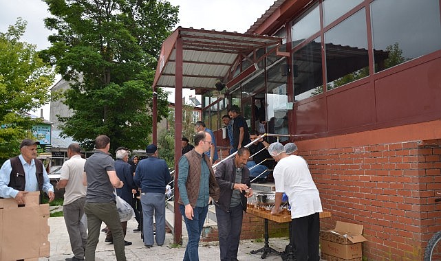 Orhan Gökdemir'den aşure ikramı