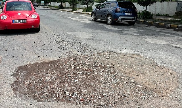 Belediye bozulan yolları toprak, kum ve çakılla doldurdu, vatandaş isyan etti