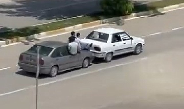 Bozulan aracı, başka bir araçla kaputun üstünden ittiler
