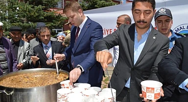 Damal’da Kaymamakam ve Belediye başkanı birlikte aşure dağıttı