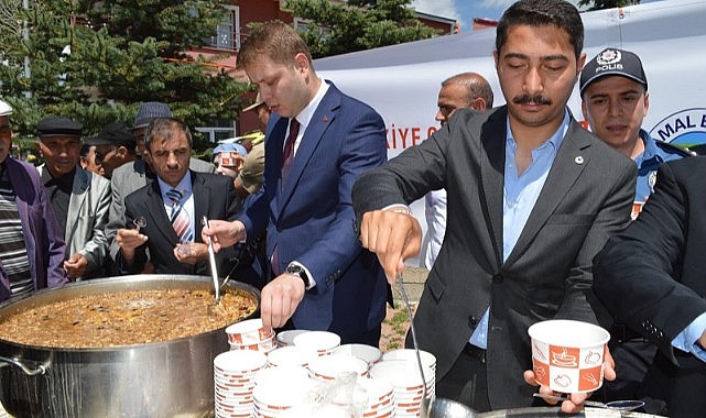 Damal’da Kaymamakam ve Belediye başkanı birlikte aşure dağıttı