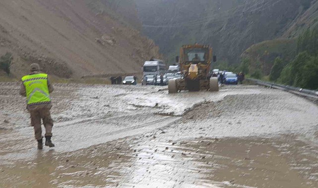 Erzurum-Artvin yolunda heyelan