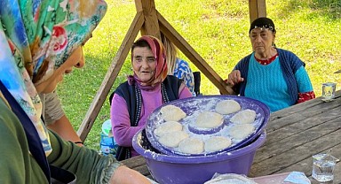 Huzurevi sakinleri Şavşat Sahara’da doğanın tadını çıkardı