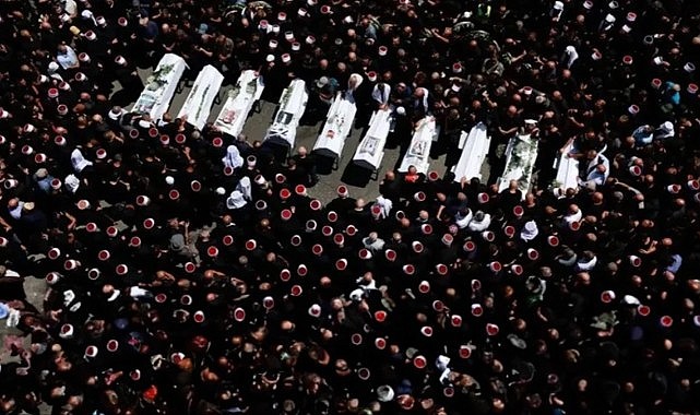 İsrail şokta! Hizbullah'ın roket saldırısında ölen 12 kişiyi binlerce kişi uğurladı