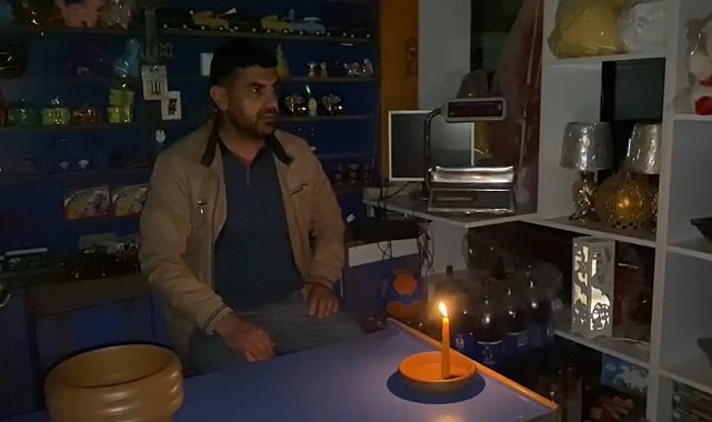 Karlıova'da elektrikler gidince esnaf mum ışığında iş yapmaya çalıştı