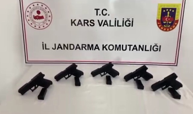 Kars&#039;ta bir otobüste 5 silah ele geçirildi