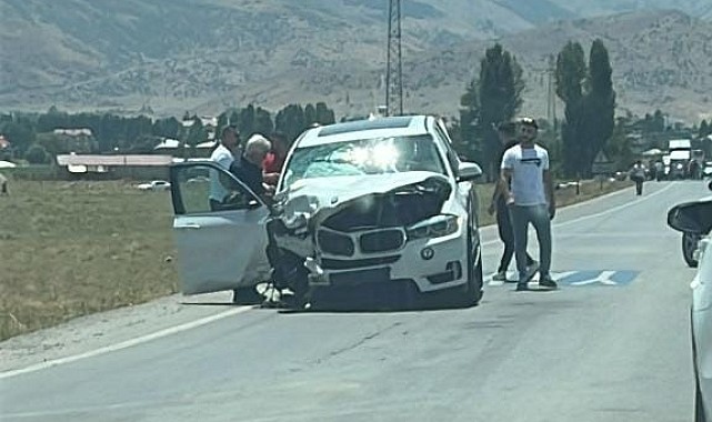 Muş'ta 2 otomobil çarpıştı; 4 kişi yaralandı