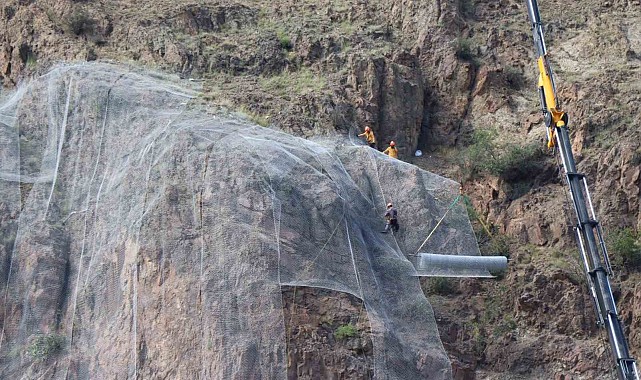 Olur-Artvin yolunda kayalıklara çelik tel