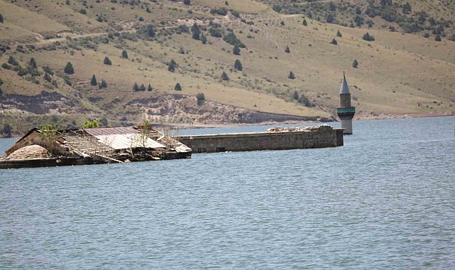 Sarıkamış'ta baraj suyu çekildi