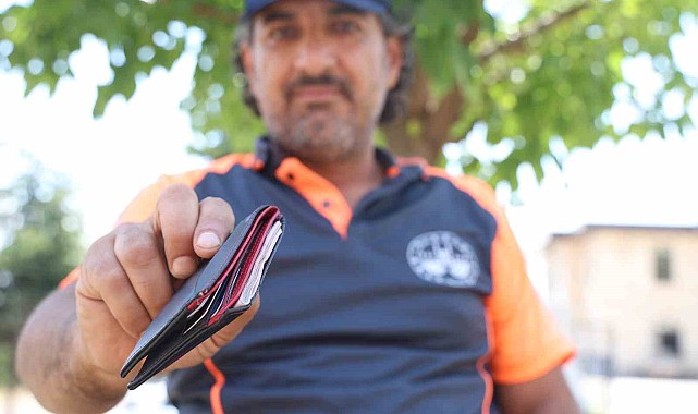 Temizlik personeli bulduğu para dolu cüzdanı polise teslim etti