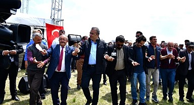 Vali Çiçek, Hoçvan yayla şenliğine katıldı