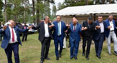 Vali Çiçek yaylada halay çekti