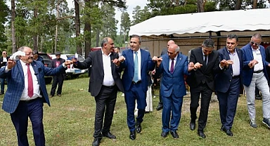 Vali Çiçek yaylada halay çekti
