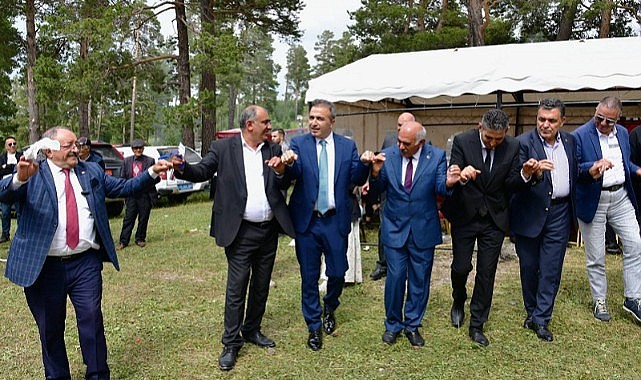 Vali Çiçek yaylada halay çekti