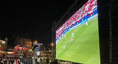 Vatandaşlar milli maçı izlemek için dev ekran istiyor!