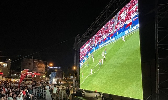Vatandaşlar milli maçı izlemek için dev ekran istiyor!