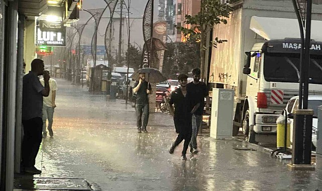 Yüksekova'da bunaltıcı sıcaklardan sonra yağmur sürprizi