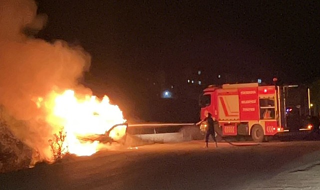 Yüksekova'da ticari araç alev alev yandı